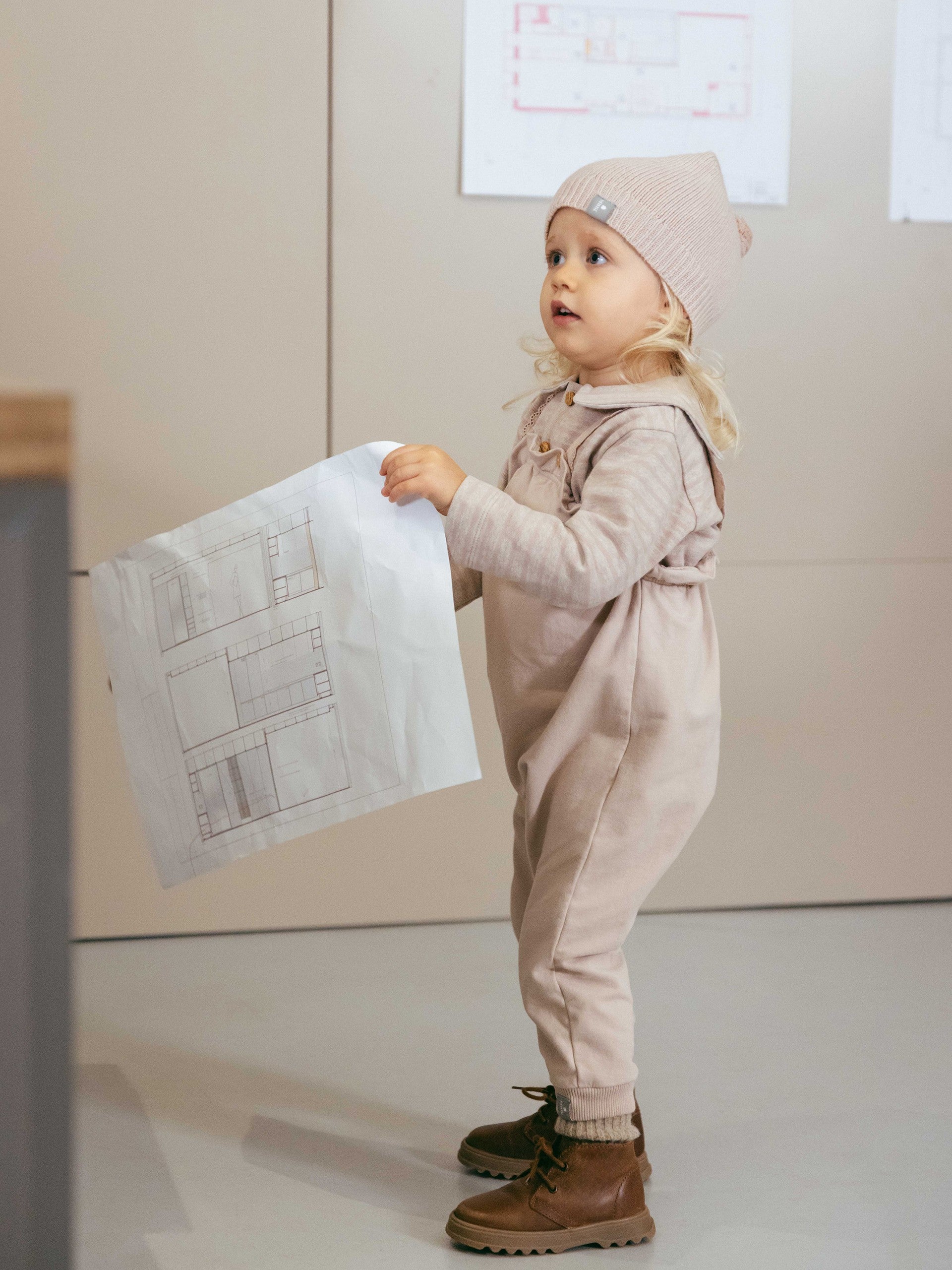 SNUG - Pluche tuinbroek met gerimpeld detail en borduurwerk