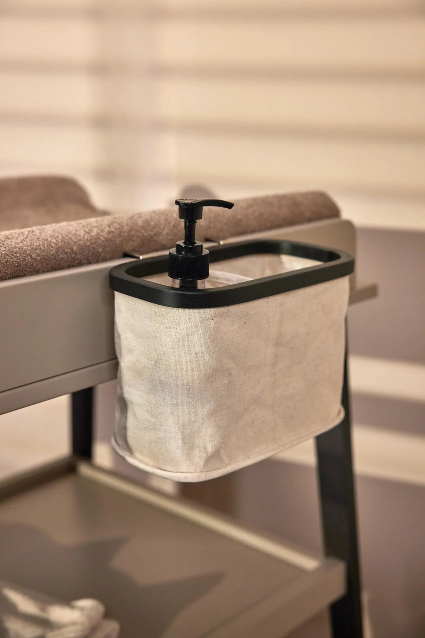 Hangmand Luiertafel - Flesjes & Meer - Beige-Zwart