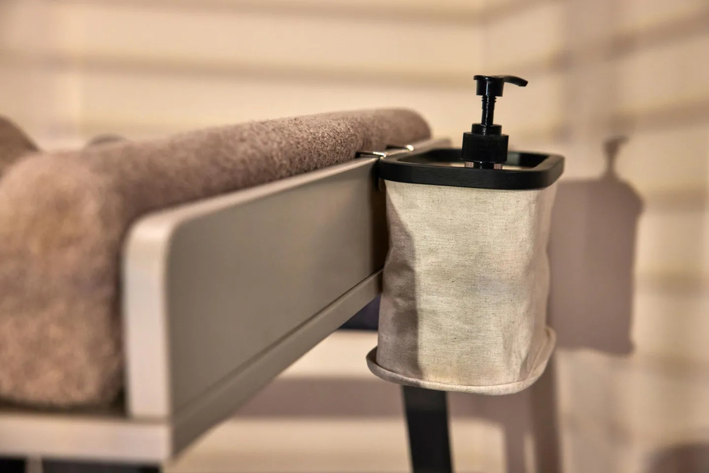 Hangmand Luiertafel - Flesjes & Meer - Beige-Zwart