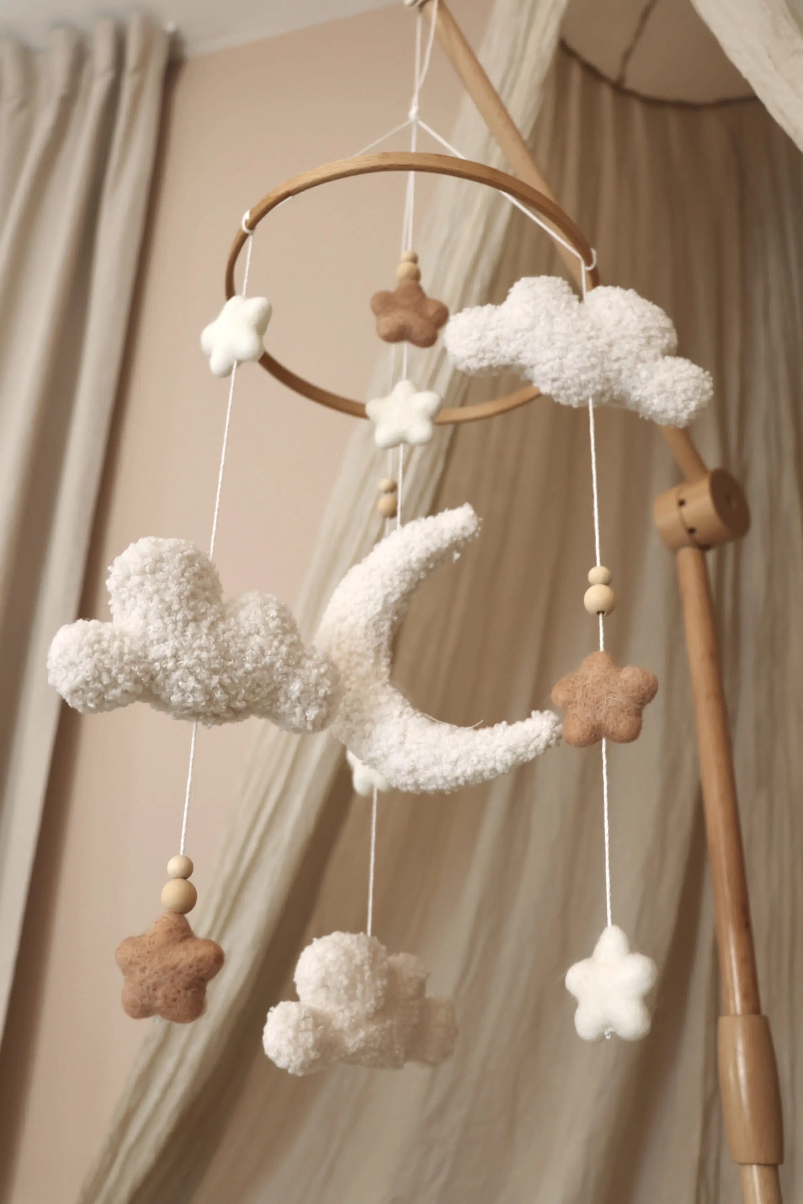 Mobiel fluffy clouds