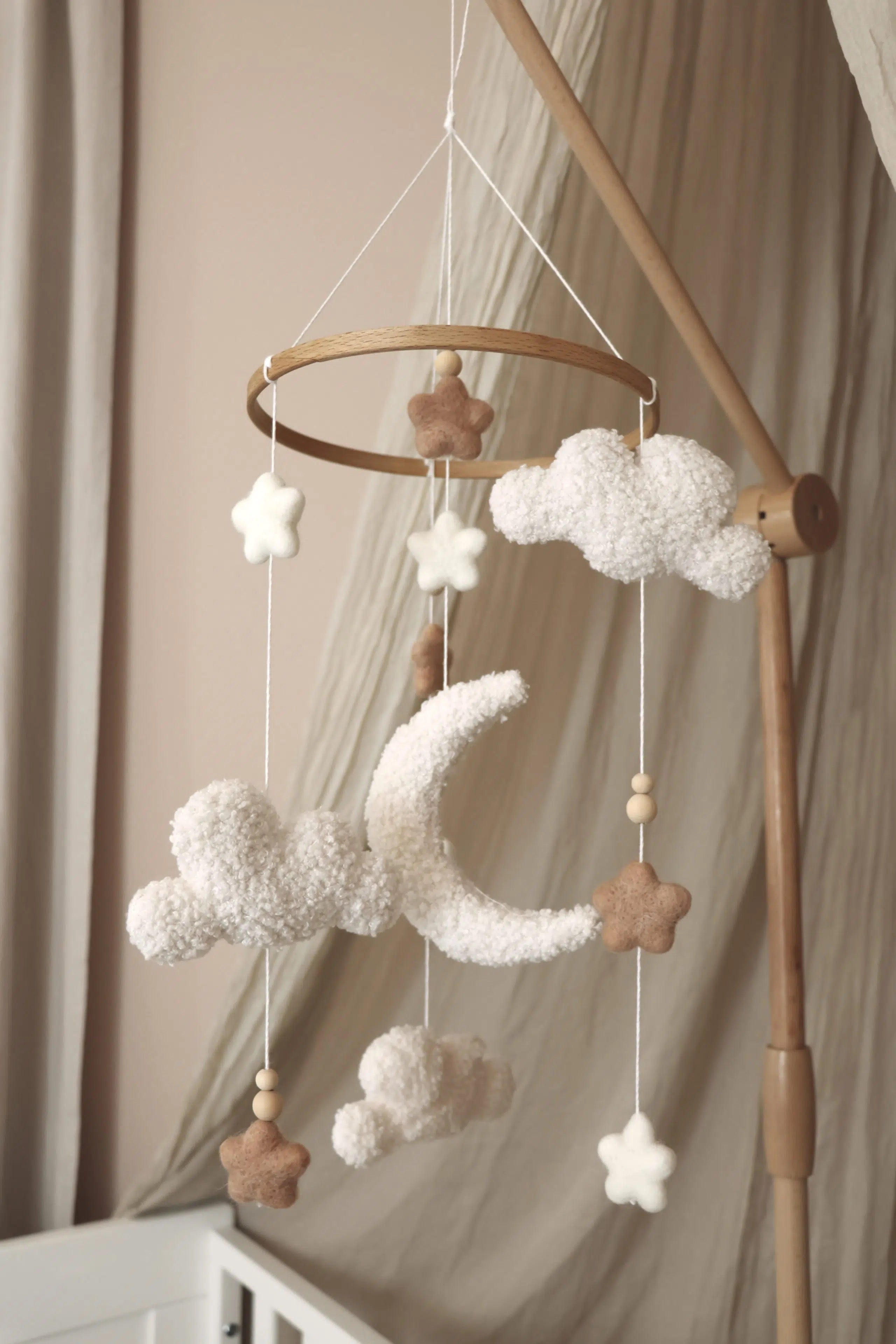 Mobiel fluffy clouds