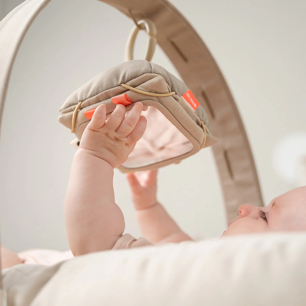 baby contrast card holder - deer friends - sand