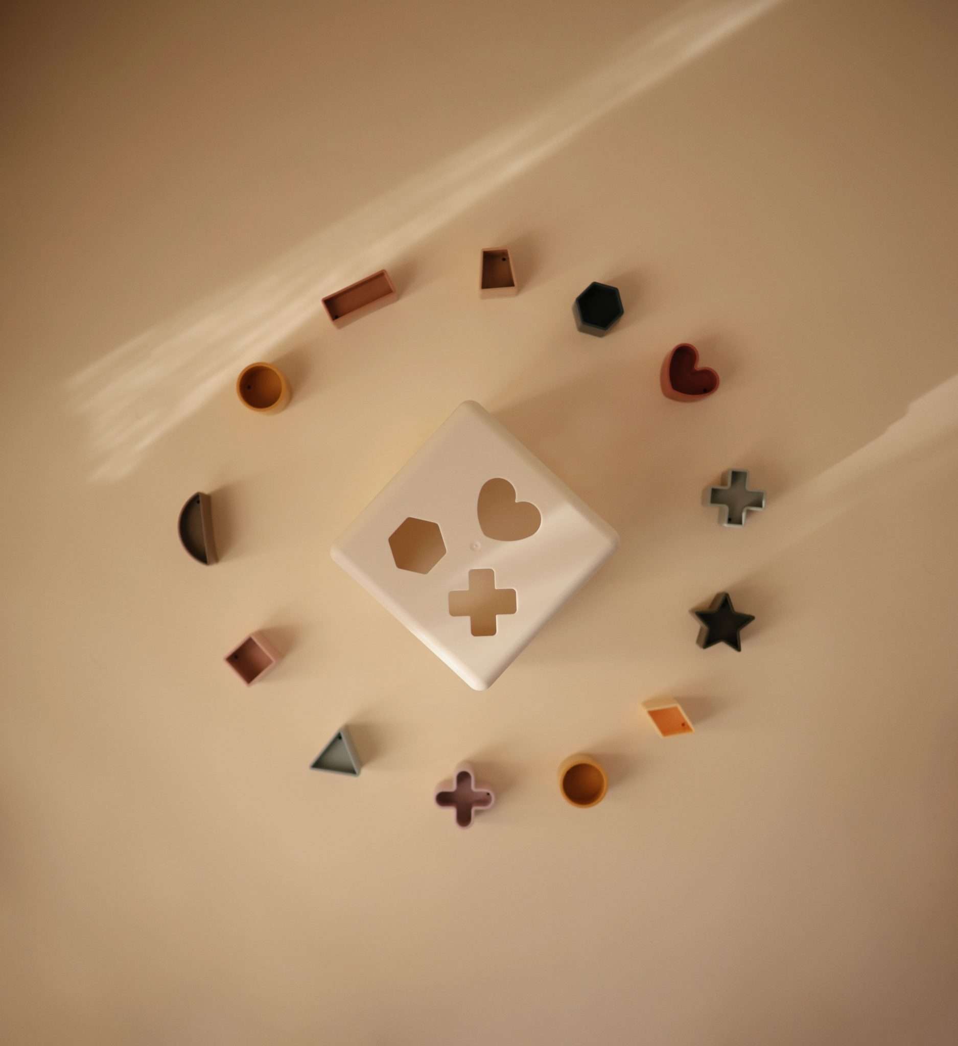 Shape sorting box - Mushie