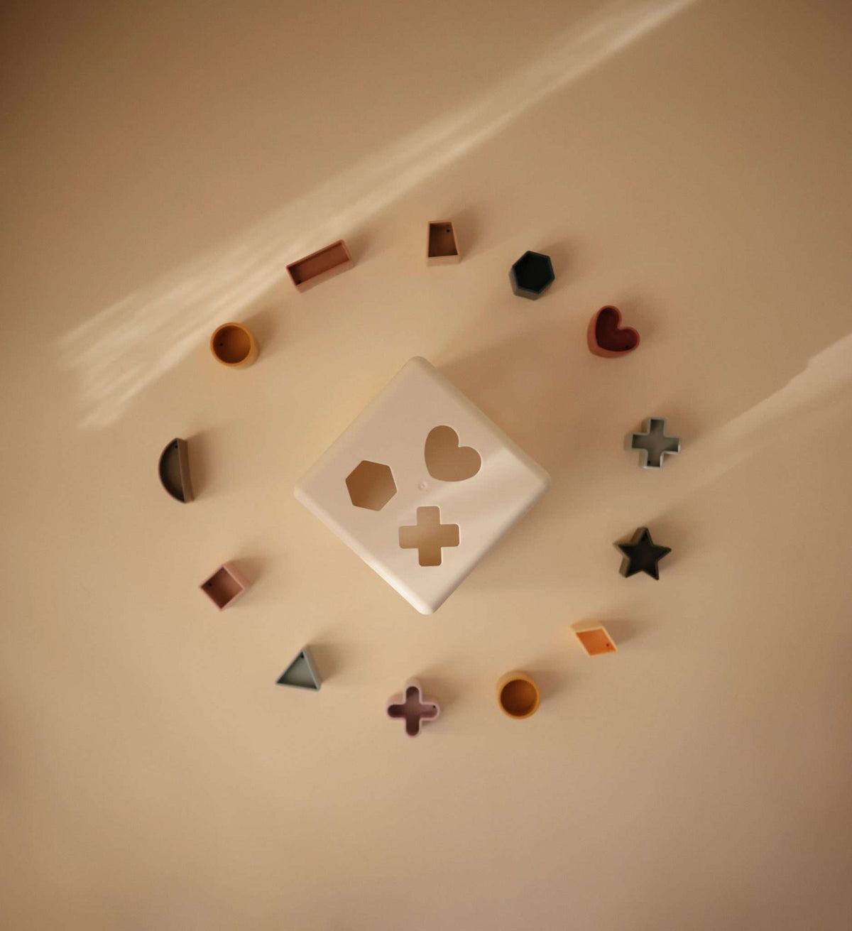 Shape sorting box - Mushie