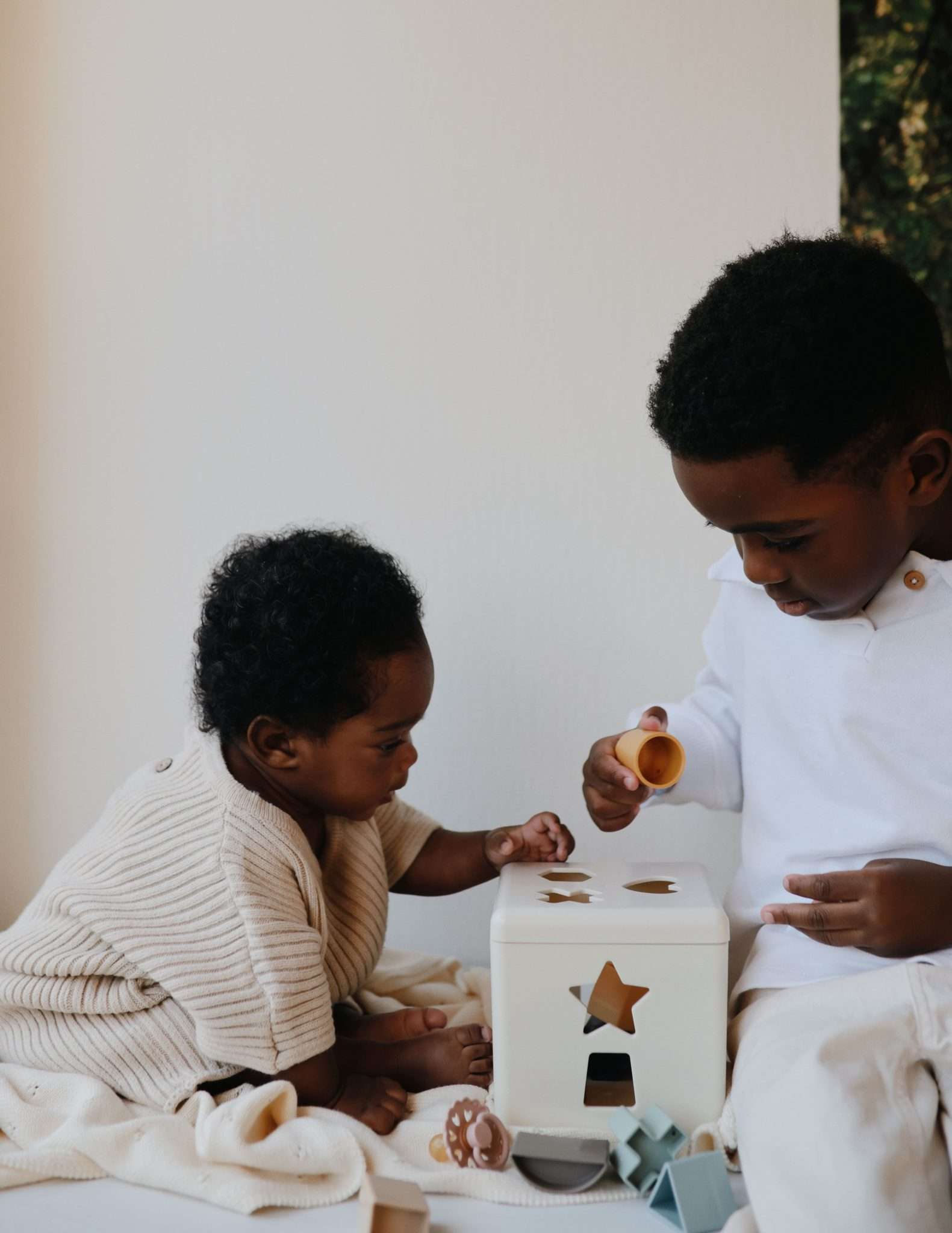 Shape sorting box - Mushie