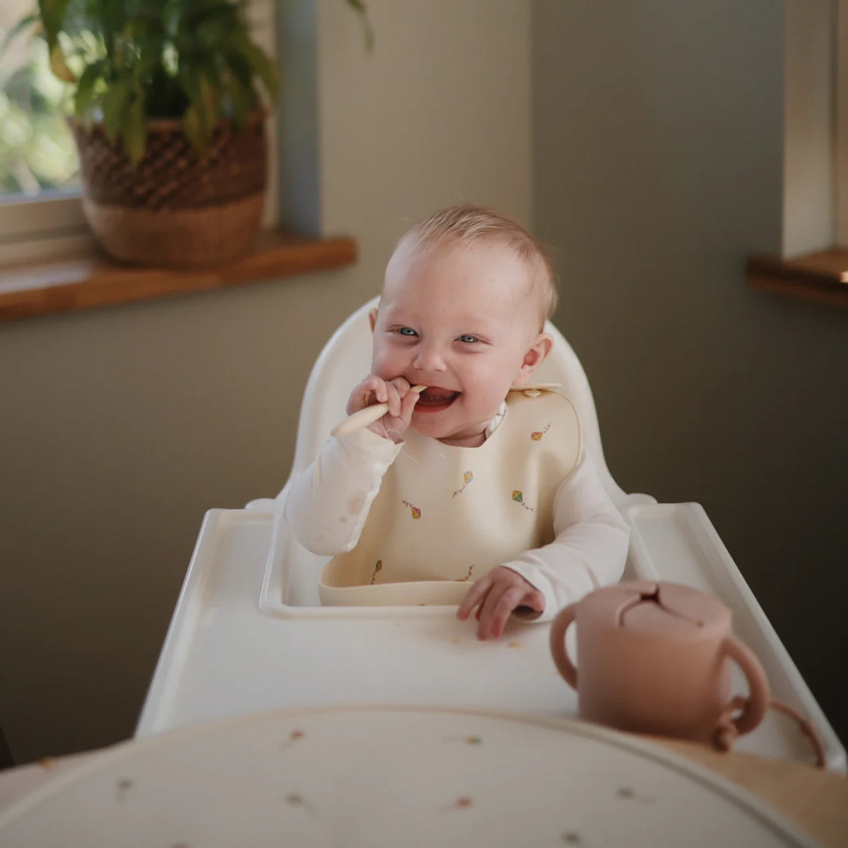 Mushie - Silicone bib - vliegers