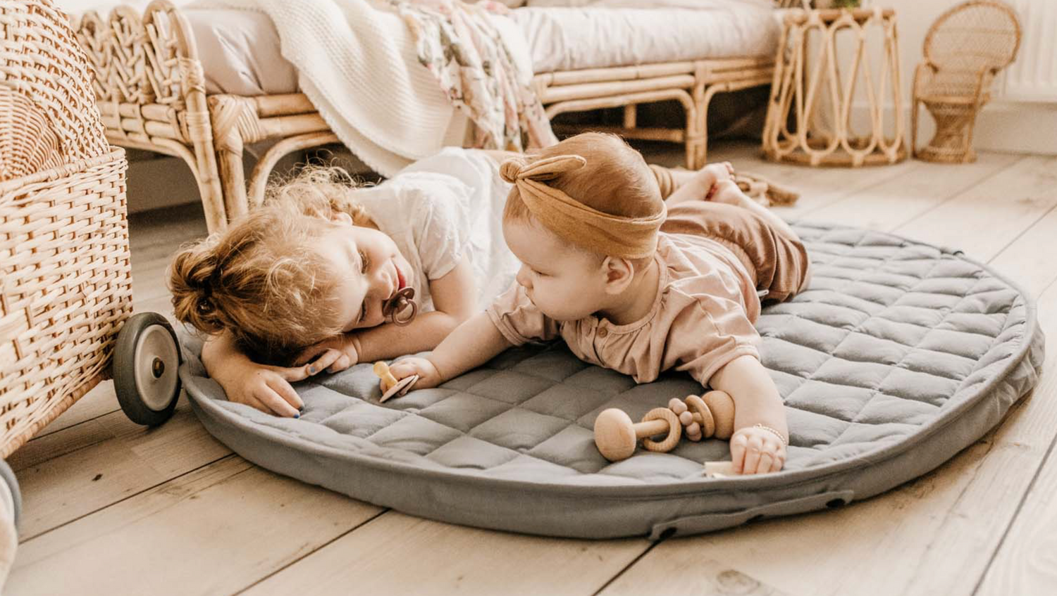 Een mooie organische babyspeelmat in een warm taupe kleur die net dik genoeg is voor een maximaal comfort van jouw kleintje. De mooie neutrale kleur past in elk interieur.