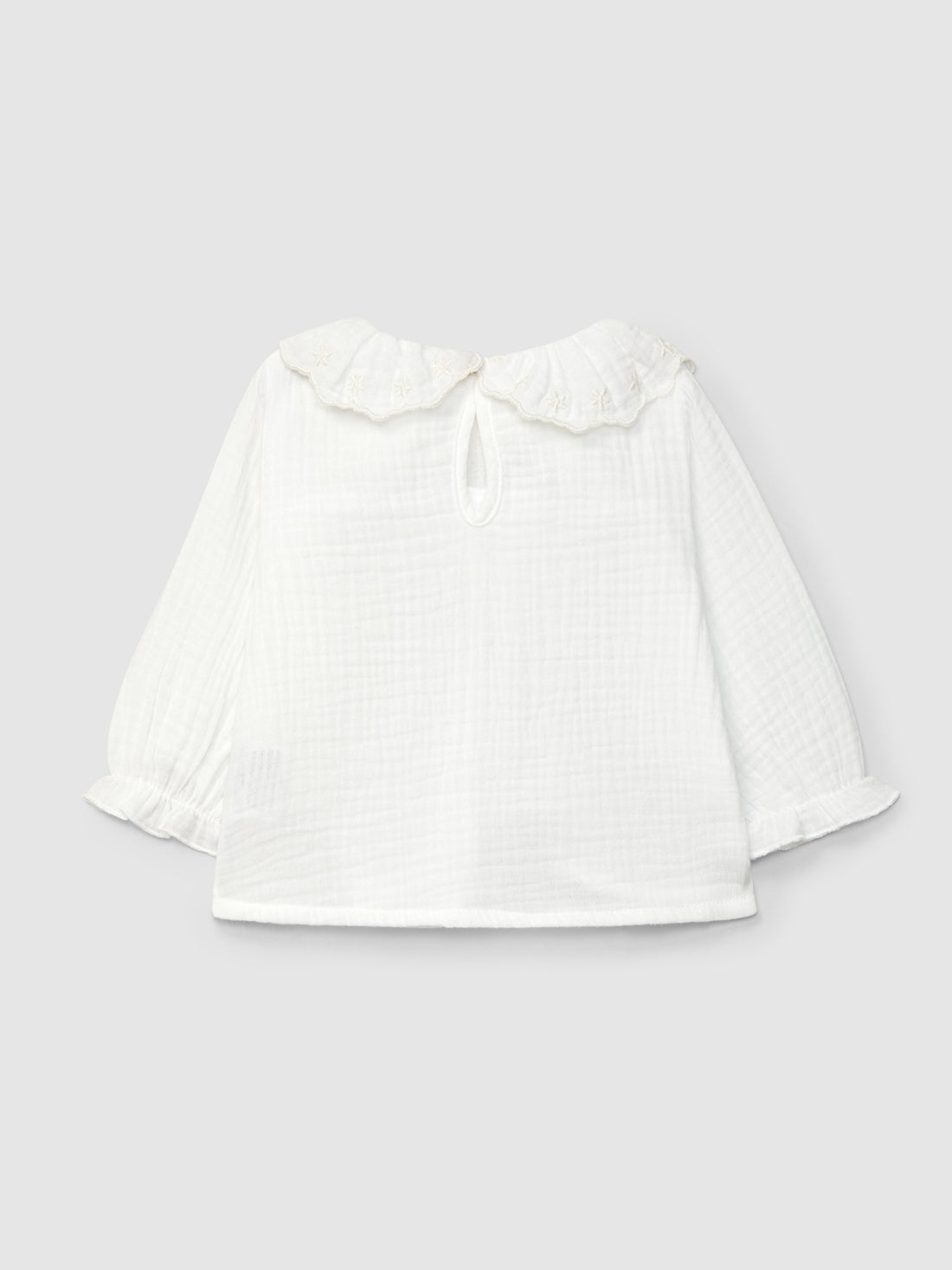 SNUG - Mousseline blouse met geborduurde ruchekraag