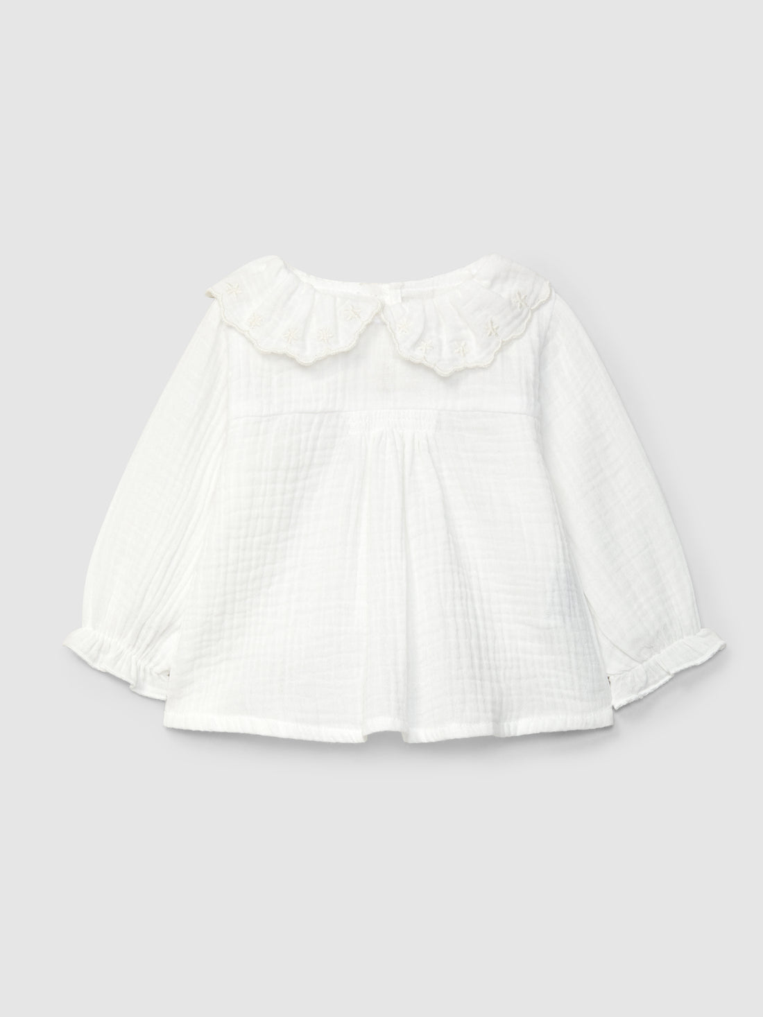 SNUG - Mousseline blouse met geborduurde ruchekraag