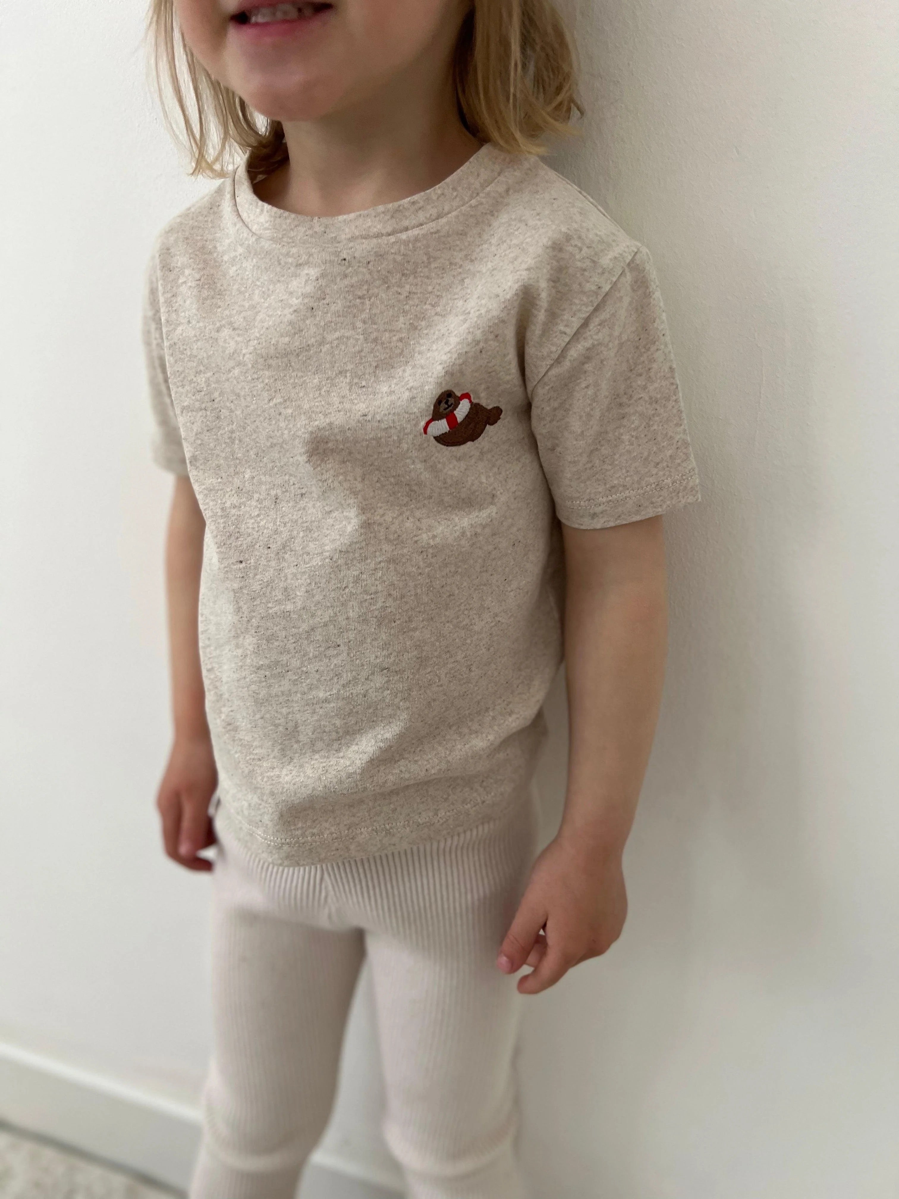 KIDS ZEEHOND T-SHIRT - GESPIKKELD BEIGE