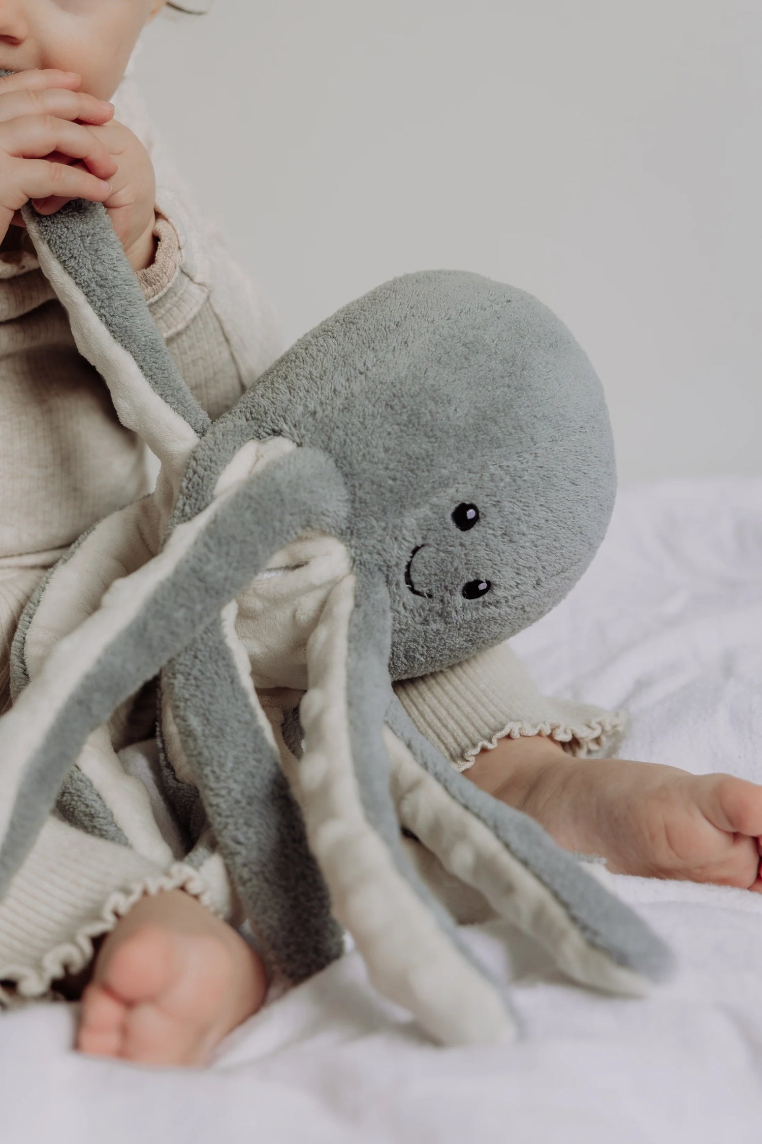 Olly (Sea grey) - Rechargeable Heartbeat Comforter