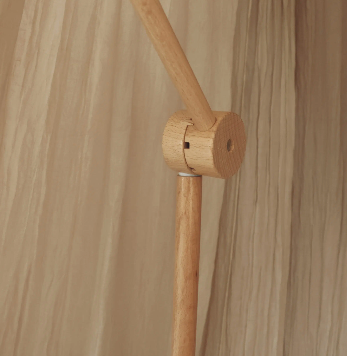 Houten arm voor mobielen