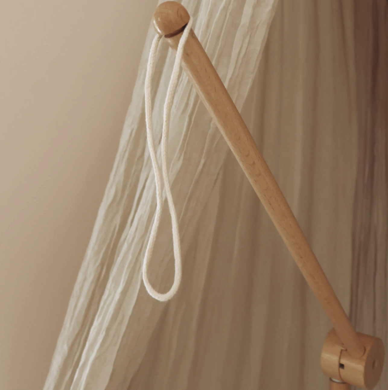 Houten arm voor mobielen
